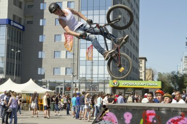 BMX bisikletçi bir dublör atlama gerçekleştirir