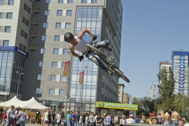 BMX bisikletçi bir dublör atlama gerçekleştirir