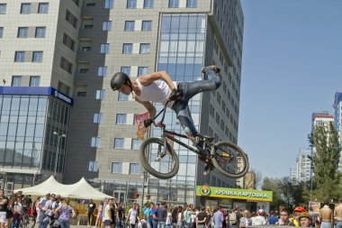 BMX bisikletçi bir dublör atlama gerçekleştirir