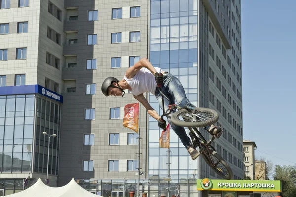 BMX ciclista realiza un salto de acrobacia —  Fotos de Stock