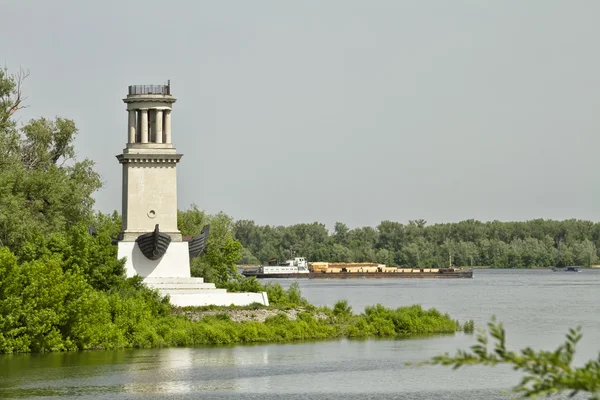 Old barge Laden with timber floating on the river Volga, past th — Stock Photo, Image