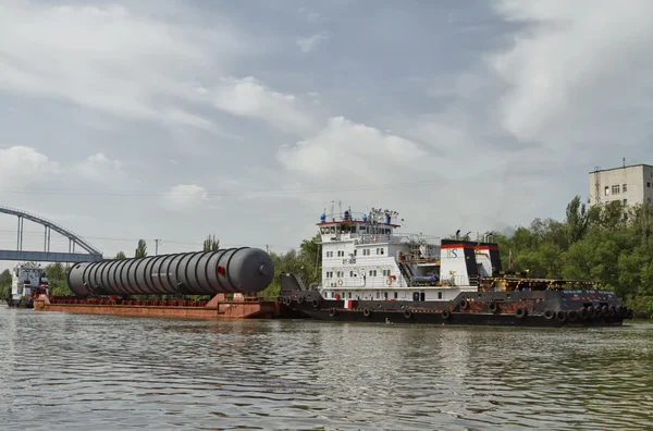 Transportation of bulky cargo on the barge — Stock Photo, Image