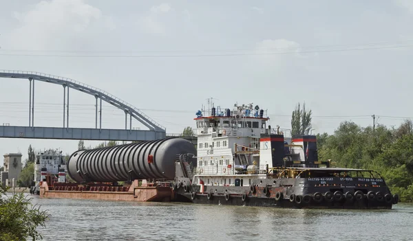 Transportation of bulky cargo on the barge — Stock Photo, Image