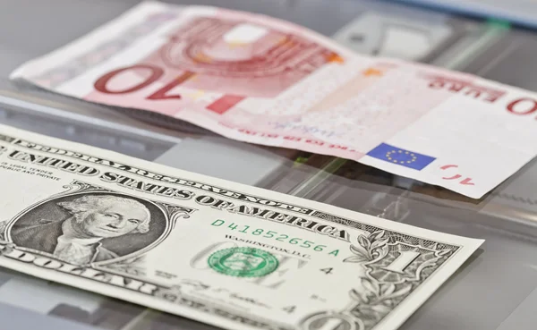 Bir dolar ve on Euro mezhepleri inceden inceye gözden geçirmek yalan — Stok fotoğraf