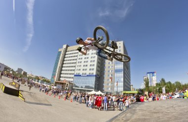 BMX bisikletçi bir dublör atlama gerçekleştirir