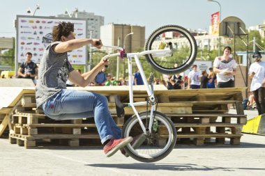 Arka tekerlek üzerinde binmek çalıştığınızda bisikletçi yıkılışı