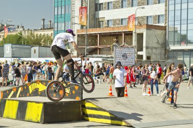 BMX bisikletçi bir dublör rampa üzerinde gerçekleştirir.