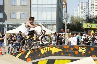 BMX bisikletçi bir dublör rampa üzerinde gerçekleştirir.