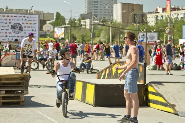 BMX ciclistas se preparando para competições — Fotografia de Stock