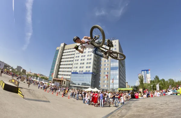 BMX cyklista provádí kaskadérské skok — Stock fotografie