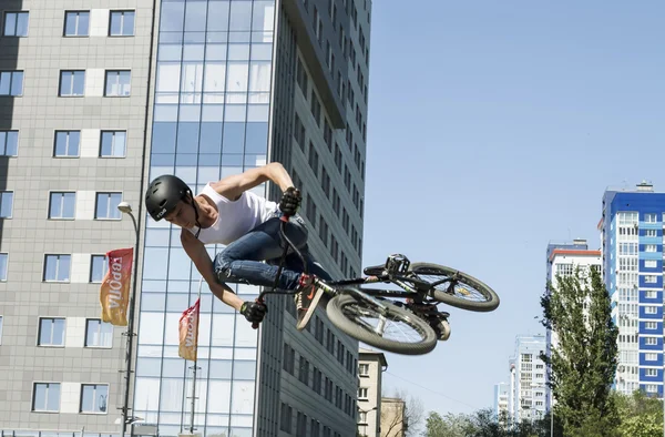 BMX rowerzysta wykonuje skok stunt — Zdjęcie stockowe