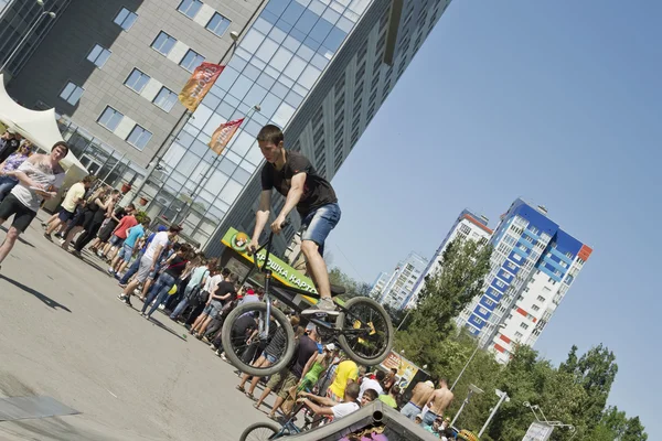 Велосипедист BMX совершает трюк-прыжок — стоковое фото