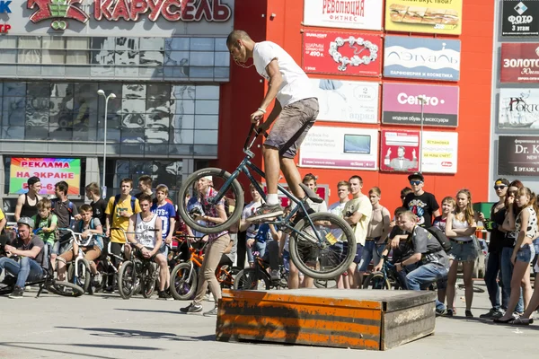 BMX cyklista provádí senzace na rampě — Stock fotografie