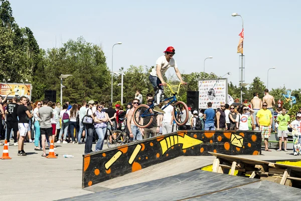 BMX rowerzysta wykonuje skok stunt — Zdjęcie stockowe