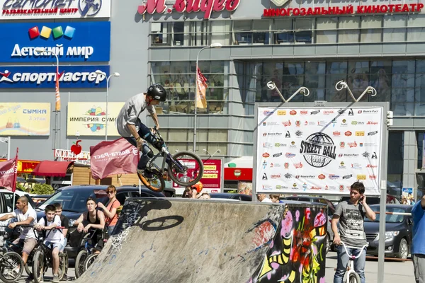 BMX cycliste effectue un saut de cascade — Photo