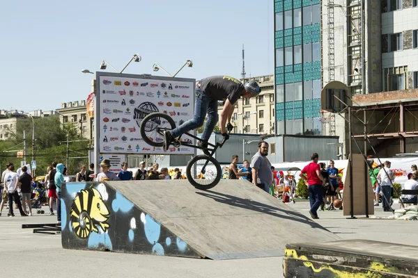 Sportovec je že extrémní sportovní nadšenec provádí trik — Stock fotografie