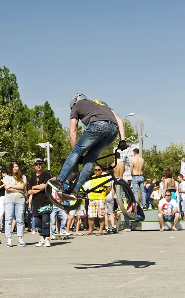 BMX bisikletçi bir dublör atlama gerçekleştirir — Stok fotoğraf