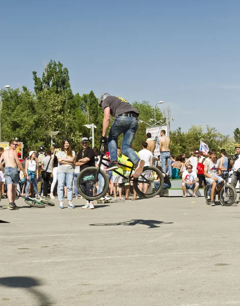 BMX cyclist performs a stunt jump — Stock Photo, Image