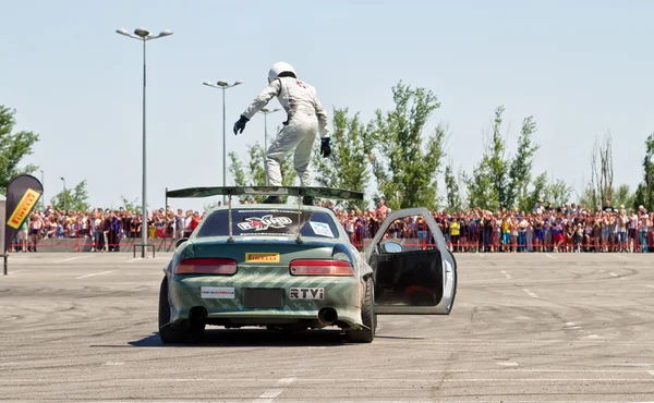 Pilota deriva squadra X-Round esegue acrobazie rischiose sale sul tetto — Foto Stock