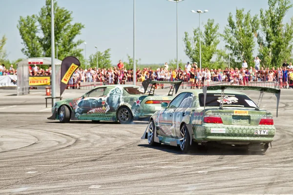 Drift auto's team x-ronde komt de bocht met slip — Stockfoto