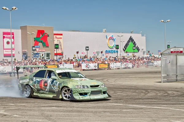 Drift car team X-Round entra nella curva con slittamento — Foto Stock