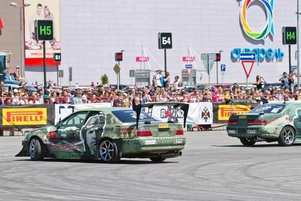 Drift cars team Round-X enters the bend with slip — Stock Photo, Image