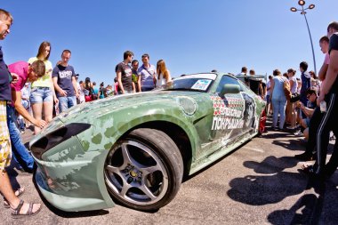 güçlü araçların ziyaret ilgi ile seyirci drift show