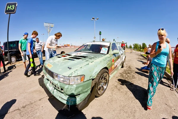 Publikum bei Drift-Show mit Interesse am Besuch leistungsstarker Autos — Stockfoto