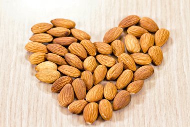 Badem bir kalp şeklinde koyulur