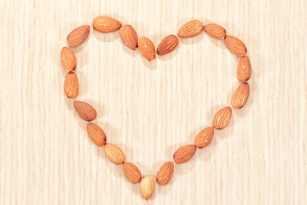 Las almendras están dispuestas en forma de corazón —  Fotos de Stock