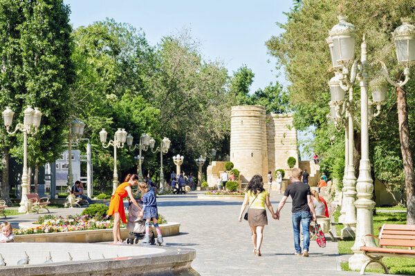 Граждане отдыхают в парке
