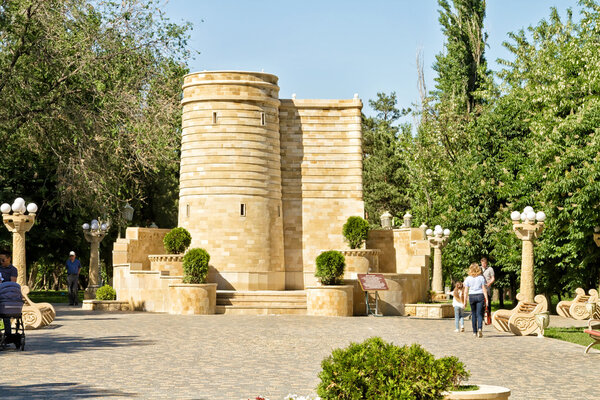 копия памятника Девичьей башни, установленного в Баку
