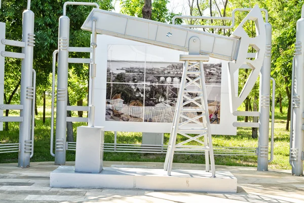 Escultura sob a forma de plataformas de petróleo — Fotografia de Stock