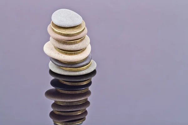 A stack of sea stones and gold coins — Stock Photo, Image