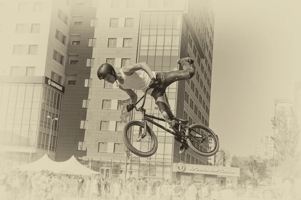 BMX ciclista realiza um salto de dublê — Fotografia de Stock