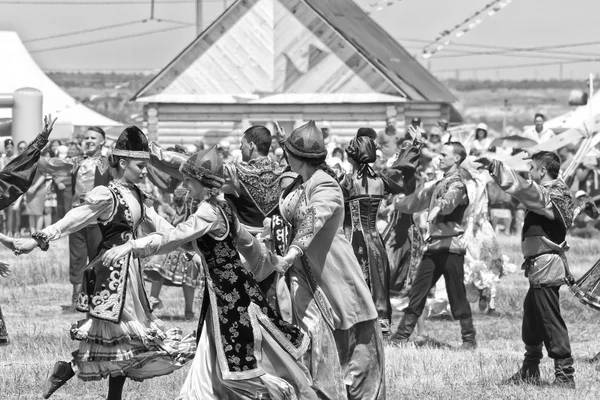 Dansen in klederdracht bij de viering van Sabantuy — Stockfoto