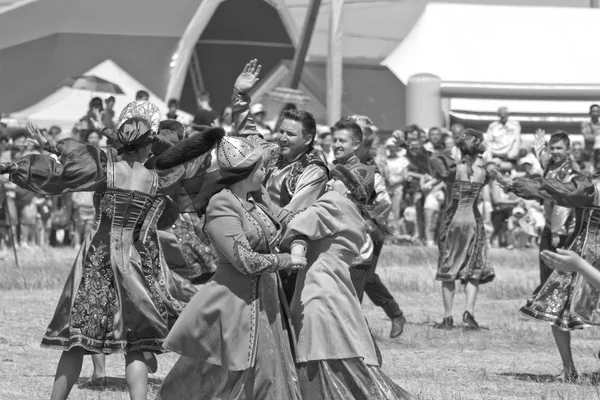 Ballando in costumi nazionali alla celebrazione del Sabantuy — Foto Stock