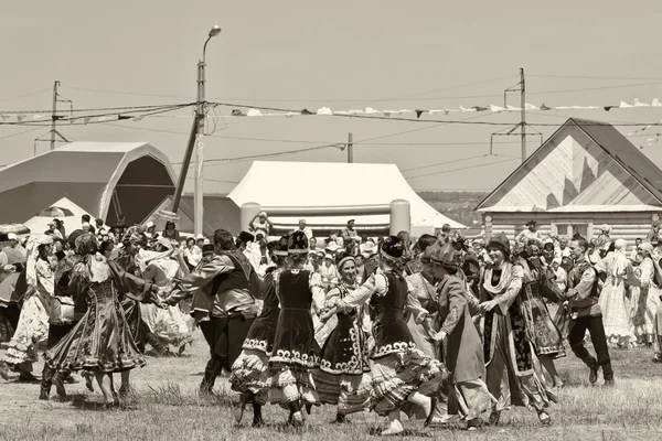 在民族服装在萨班推节的庆祝活动中跳舞 — 图库照片