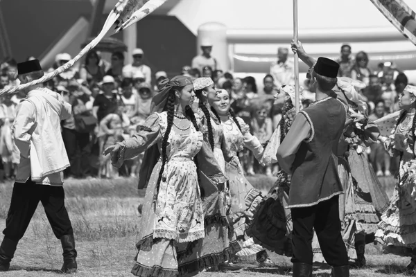 Bailando en trajes nacionales en la celebración de Sabantuy — Foto de Stock