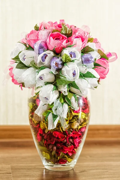 Hermoso ramo de dulces en un jarrón con pétalos de rosa — Foto de Stock