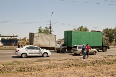 Eski ticari kamyon içeren yolda trafik kazası