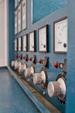 Gösterge paneli devre kesiciler ve karmaşık sanayi yüklemeyi denetlemek için anahtarları ile