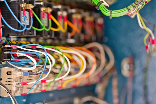 Tel, terminaller, transistörler ve kondansatörler