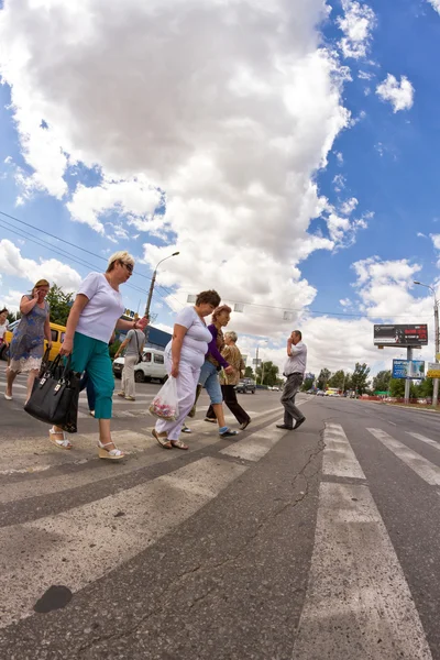 Gyalogosok átkelnek az úton — Stock Fotó
