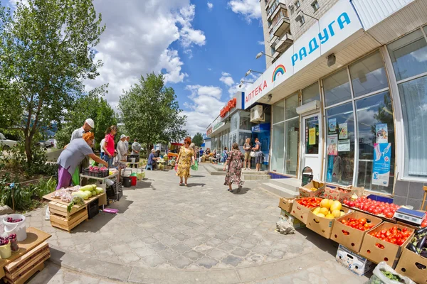 Sale of fresh fruits and vegetables — Stock Photo, Image