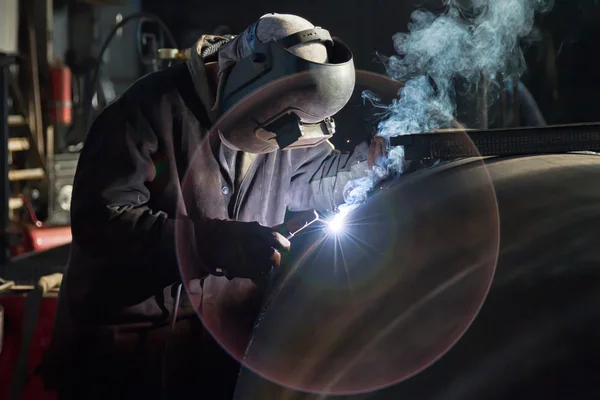 Soldador no trabalho — Fotografia de Stock