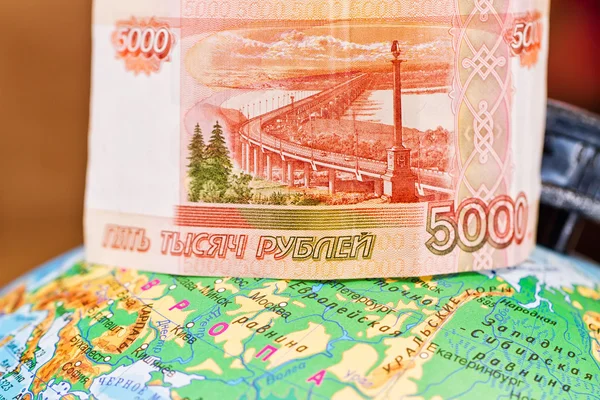 Banknote of five thousand rubles on the globe — Stock Photo, Image