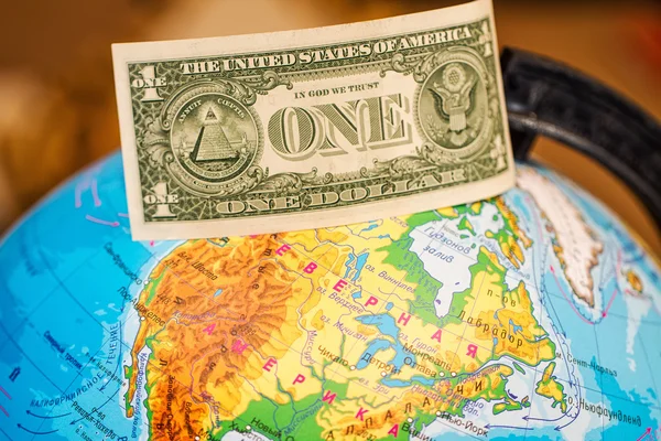 Geld ist das Wichtigste auf dem Planeten Erde — Stockfoto