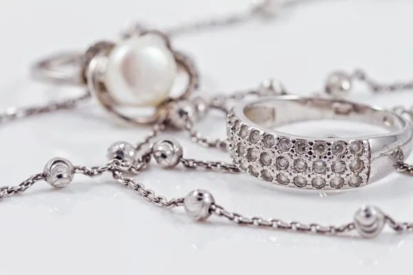 Silver jewelry: ring, earrings and chain — Stock Photo, Image