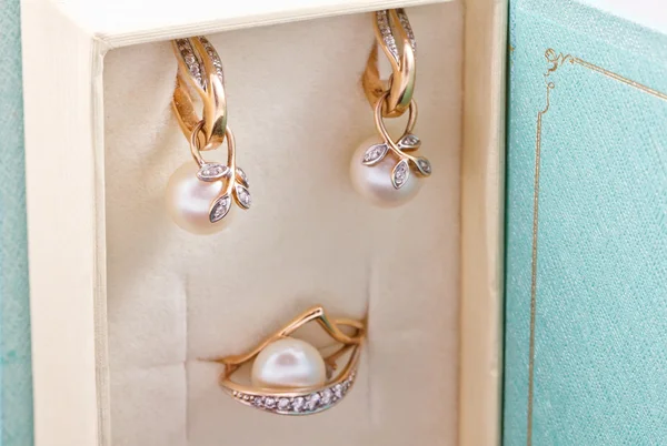 Набір золотих сережок і кілець з перлами — стокове фото